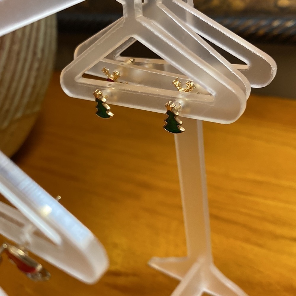 Earring Stand with 8 Pairs of Christmas Earrings NWOT…Great Gift - Picture 5 of 10